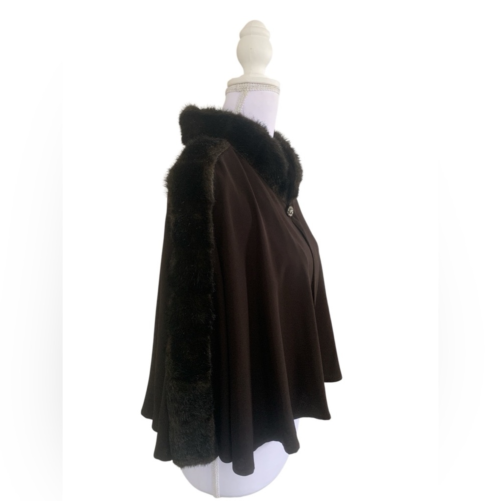 Vintage Brown Faux Fur Trim Capelet Poncho Cloak Jeweled Clasp - Picture 2 of 5